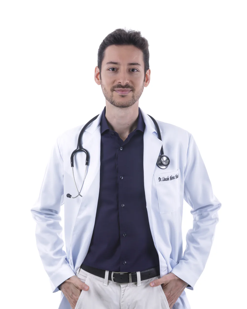 Dr. Lincoln Hashimoto de jaleco e estetoscópio